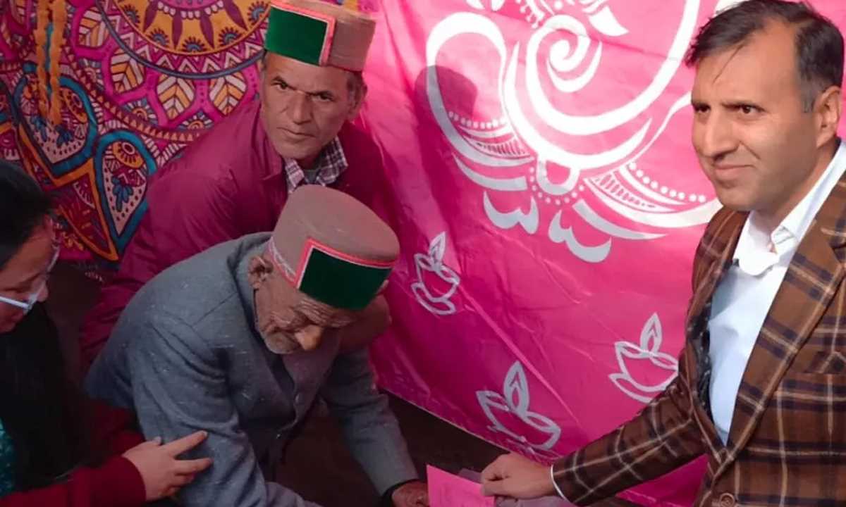 प्रथम मतदाता श्याम सरण नेगी ने घर से किया मतदान प्रथम मतदाता श्याम सरण नेगी ने घर से किया मतदान